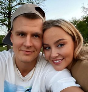 ​NBA波神少见秀恩爱，女友坐腿上喝红酒，身形丰腴男帅女美太养眼