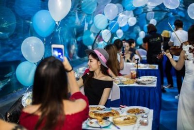 ​为了新推出的麻辣小龙虾pizza 必胜客竟然在南京开了一间水下餐厅？！