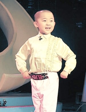 他是《还珠格格》里的东儿，因病五岁身高70厘米，如今这样了