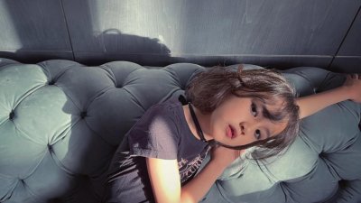 ​孙莉晒 9 岁小女儿写真照，哥特风个性十足，烟熏妆和大眼睛好适配