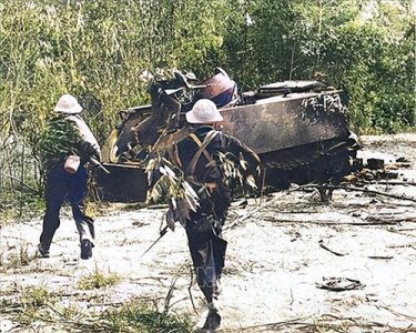 ​美越战争彩色老照片：春节攻势激战西贡、美军官持卡宾枪扫荡村子