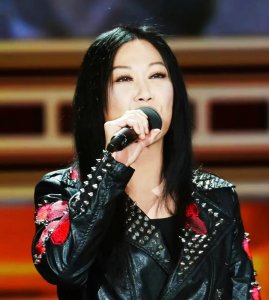 ​61岁李丽芬照片曝光，优雅漂亮动人，为何被称为“李三首”？