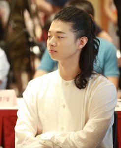 ​从“红极一时”到“前途尽毁”，霍尊走到现在的结局应该怪谁？