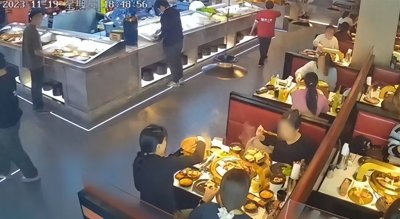 ​男子捡手机后要千元：不给就刷机？