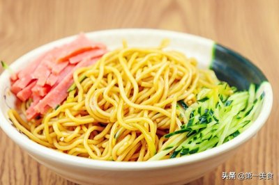 ​拌面新吃法！酸辣爽口，10分钟征服你挑剔的胃，当午餐很优秀