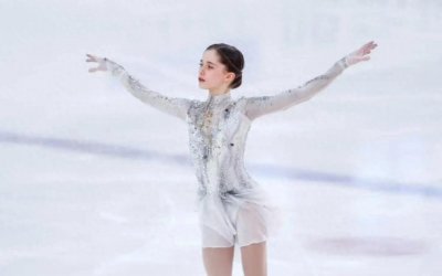 ​17岁少女花滑世锦赛上大放异彩！不仅技术出众，更因美貌成为新宠