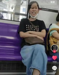 ​上海地铁女子公开辱华后续来了，拍摄视频男子被依法行政处罚
