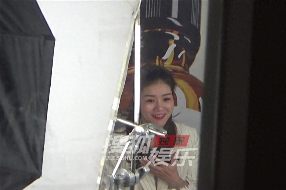独家：李娜录节目打扮淑雅 老公孩子耐心等到天黑