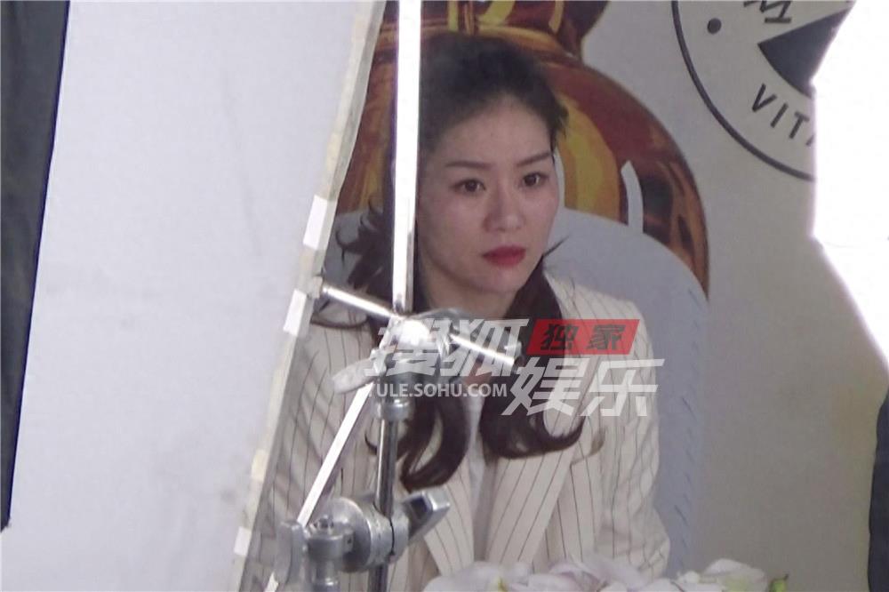 独家：李娜录节目打扮淑雅 老公孩子耐心等到天黑